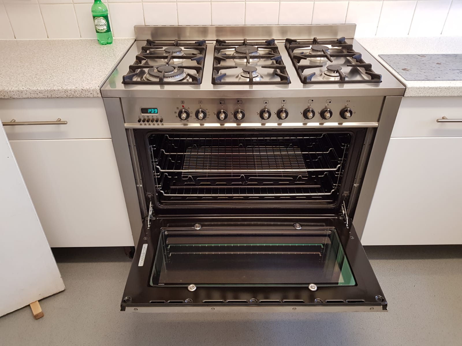 Freestanding stainless range oven with a clean hob